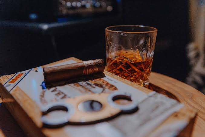A Arte da Harmonização: Como Combinar Charutos com Café, Whisky e Rum